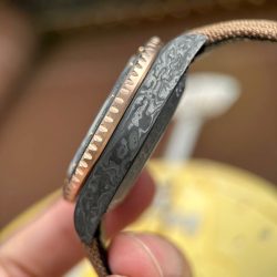 Đồng Hồ Rolex GMT-Master II DiW Replica 11 Vỏ Carbon Đen Mặt Hồng Máy Cơ Thụy Sỹ 40mm (1)