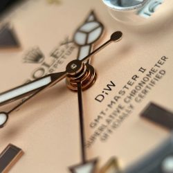 Đồng Hồ Rolex GMT-Master II DiW Replica 11 Vỏ Carbon Đen Mặt Hồng Máy Cơ Thụy Sỹ 40mm (1)
