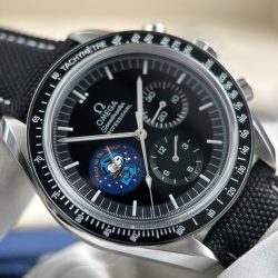 Đồng Hồ Omega Replica 11 Speedmaster Silver Snoopy Phiên Bản Kỷ Niệm 50 Năm Mặt Đen New 2025 42mm (2)