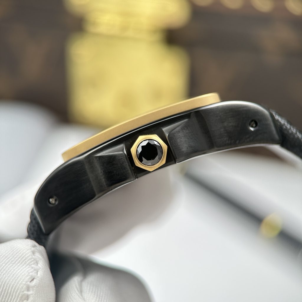 Đồng Hồ Cartier Santos Replica Cao Cấp Mặt Đen Viền Vàng Máy Cơ Tự Động 51.1×41 (2)