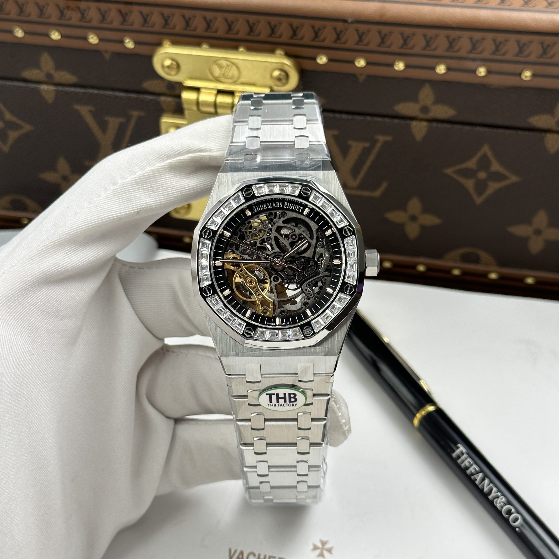 Đồng Hồ Audemars Piguet Chế Tác Royal Oak Openworked Frosted 15412 Mặt Lộ Cơ Viền Đính Đá Baguette 41mm (3)