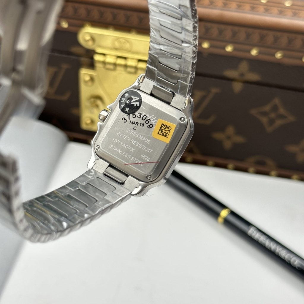 Đồng Hồ Cartier De Santos Small Chế Tác Mặt Trắng Viền Mạ Vàng 27×34 (2)