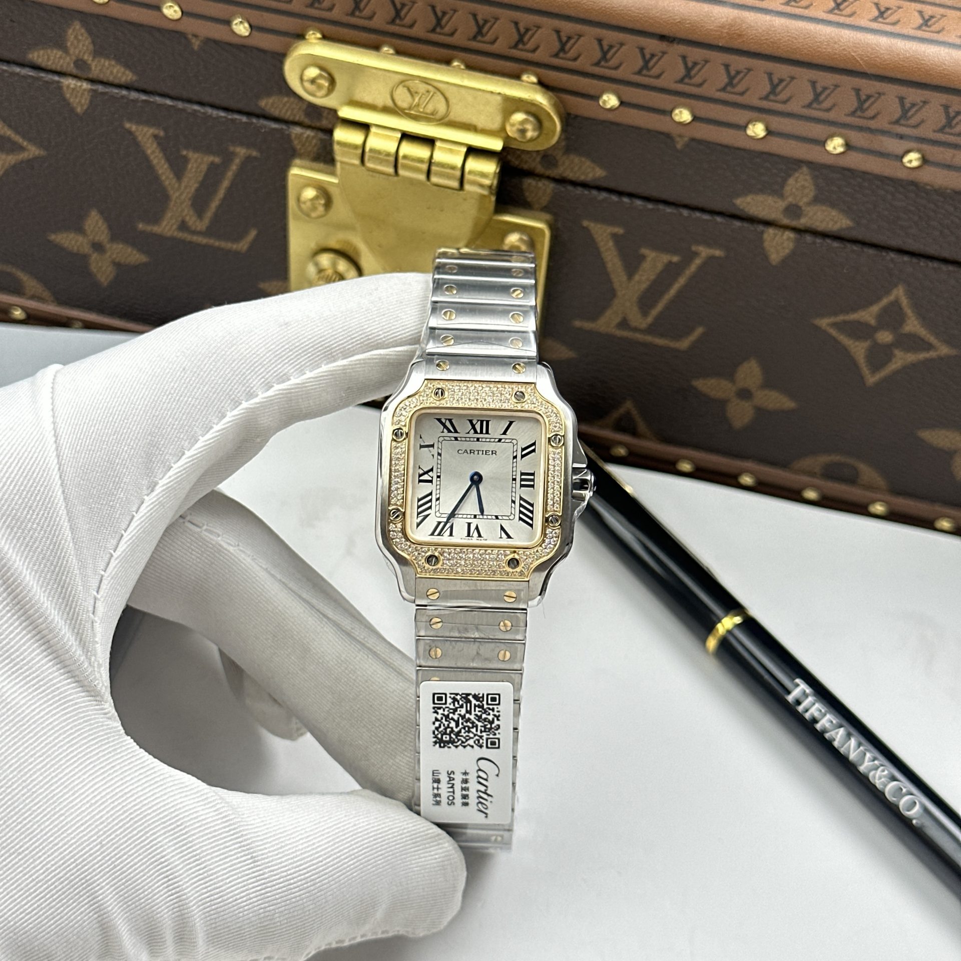 Đồng Hồ Cartier De Santos Small Rep 11 Mặt Trắng Viền Mạ Vàng Đính Đá 27x34 (2)