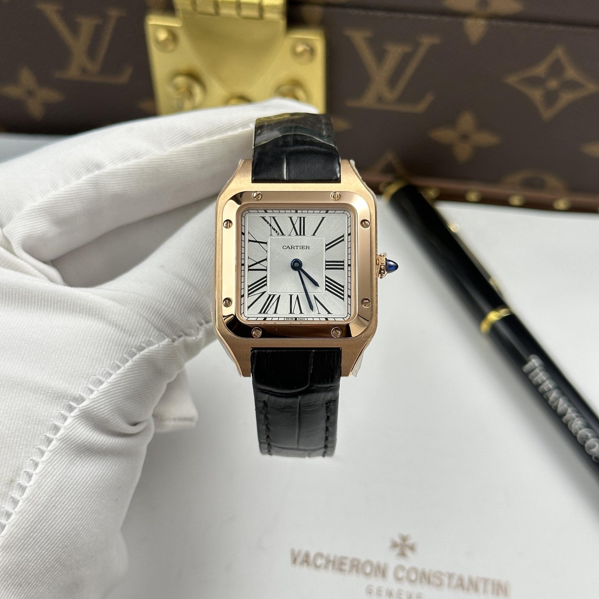 Đồng Hồ Cartier Replica 11 Santos Dumont Mặt Trắng Bạc Vỏ Mạ Vàng Hồng 43.5x31 (2)